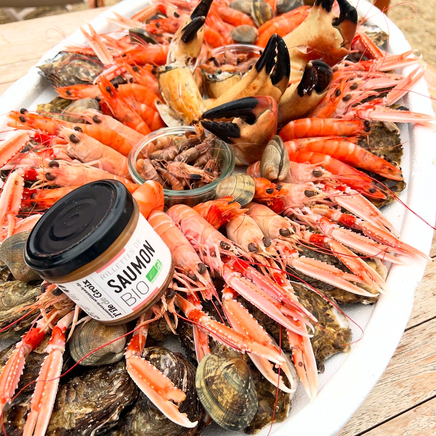 plateau de fruits de mer : langoustines, huîtres, palourdes, crabes sur la presqu'île de rhuys en bretagne